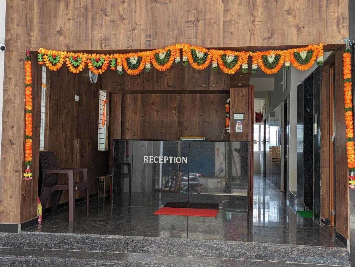 Lakshmi Paradise Lodge A/C Поллачи Экстерьер фото